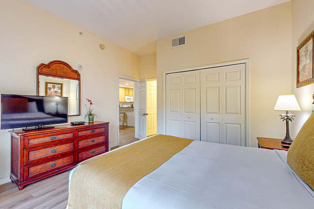 4th floor condo w/ hot tub, sauna, balcony, gym, shared pools, near theme parks