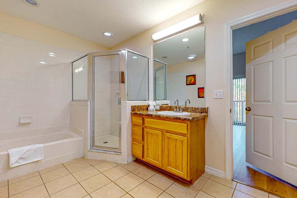 4th floor condo w/ hot tub, sauna, balcony, gym, shared pools, near theme parks