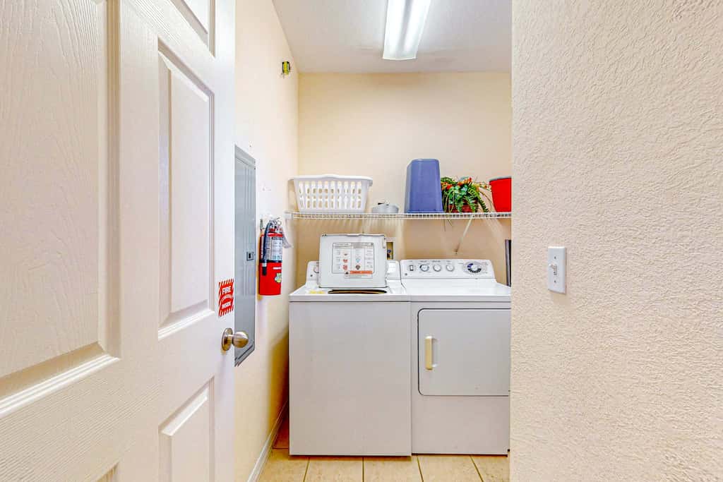 4th floor condo w/ hot tub, sauna, balcony, gym, shared pools, near theme parks