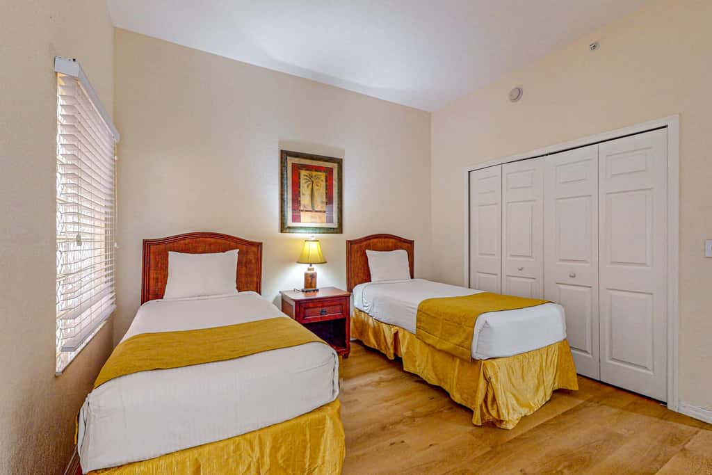 4th floor condo w/ hot tub, sauna, balcony, gym, shared pools, near theme parks