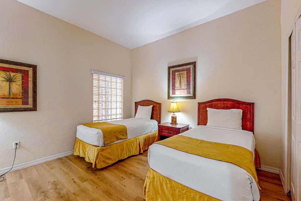 4th floor condo w/ hot tub, sauna, balcony, gym, shared pools, near theme parks