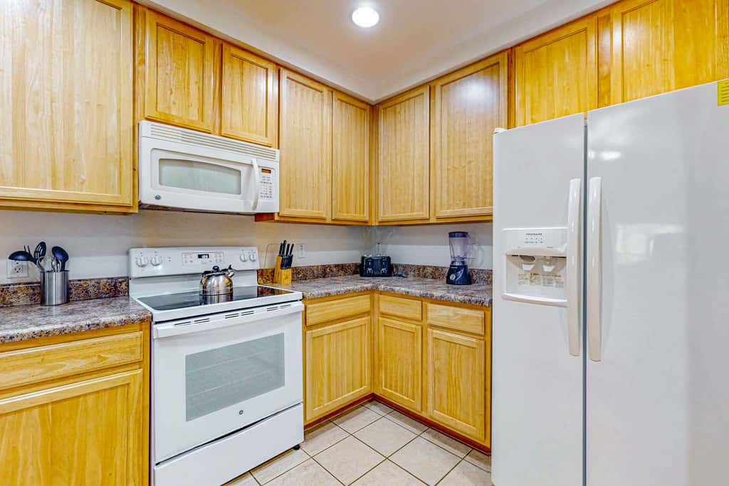 4th floor condo w/ hot tub, sauna, balcony, gym, shared pools, near theme parks