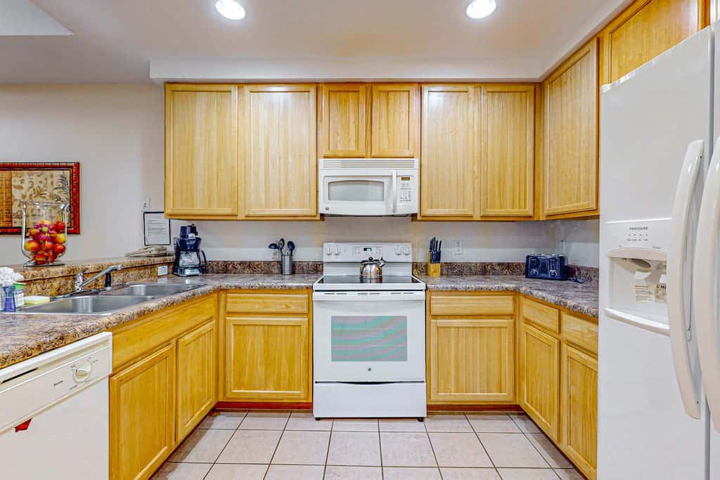 4th floor condo w/ hot tub, sauna, balcony, gym, shared pools, near theme parks