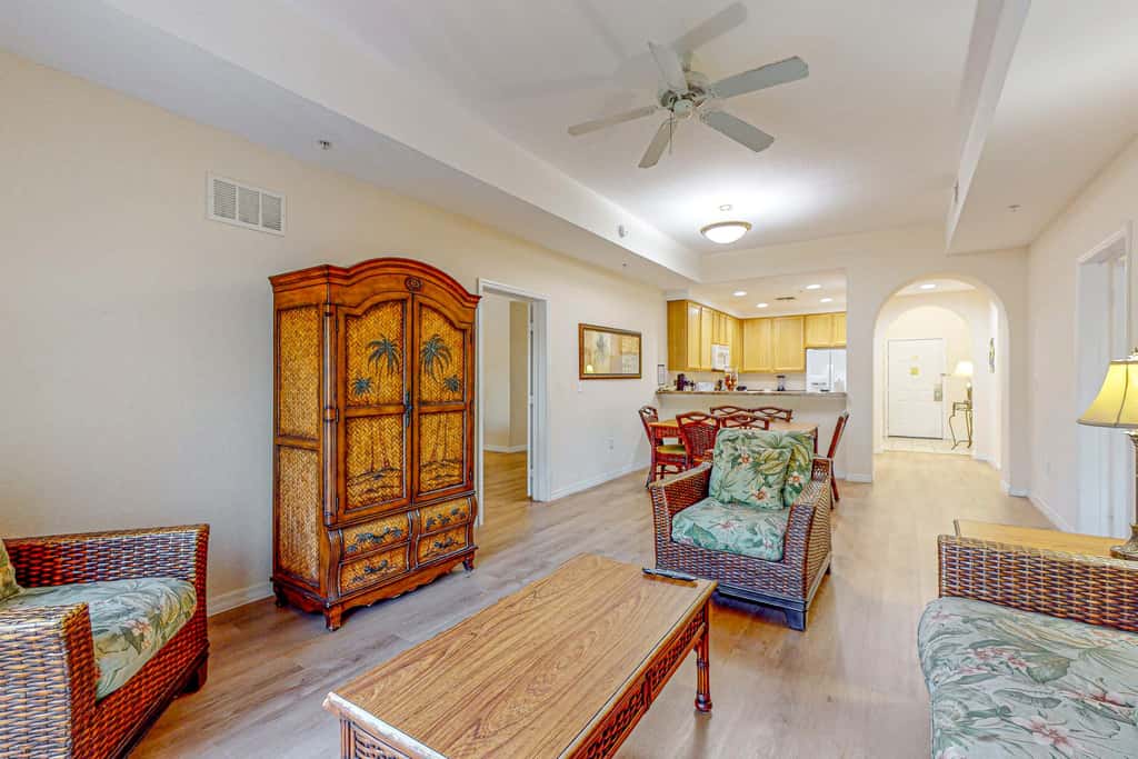 4th floor condo w/ hot tub, sauna, balcony, gym, shared pools, near theme parks