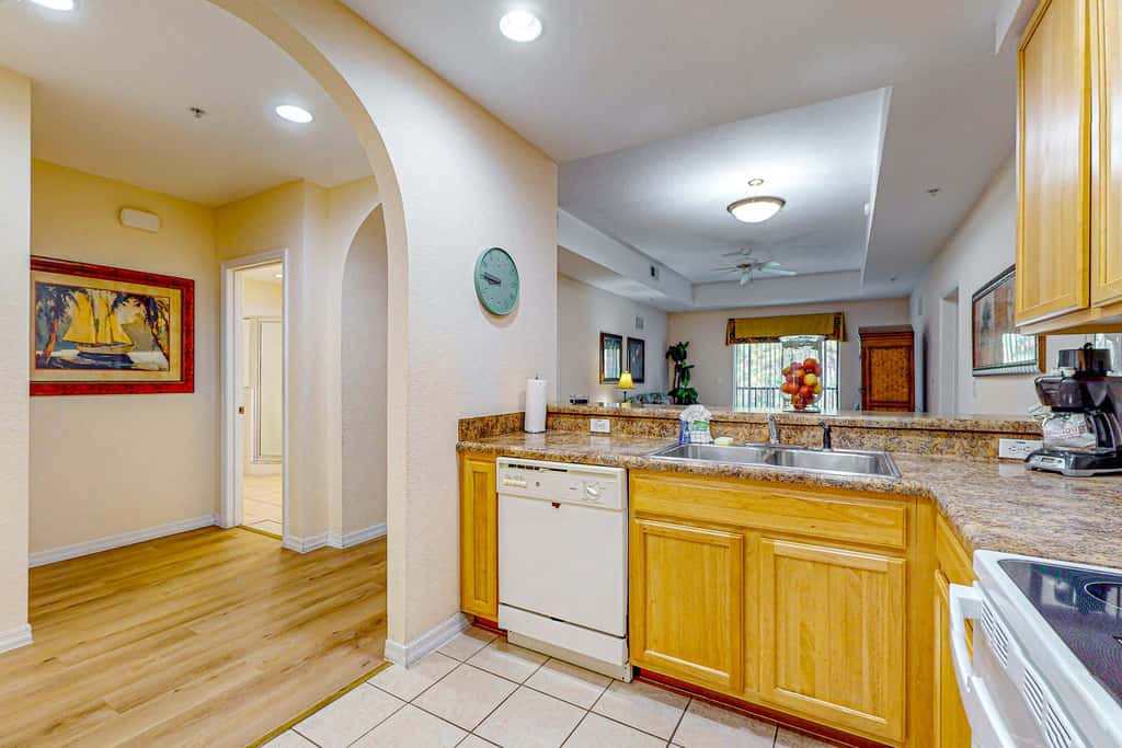 4th floor condo w/ hot tub, sauna, balcony, gym, shared pools, near theme parks