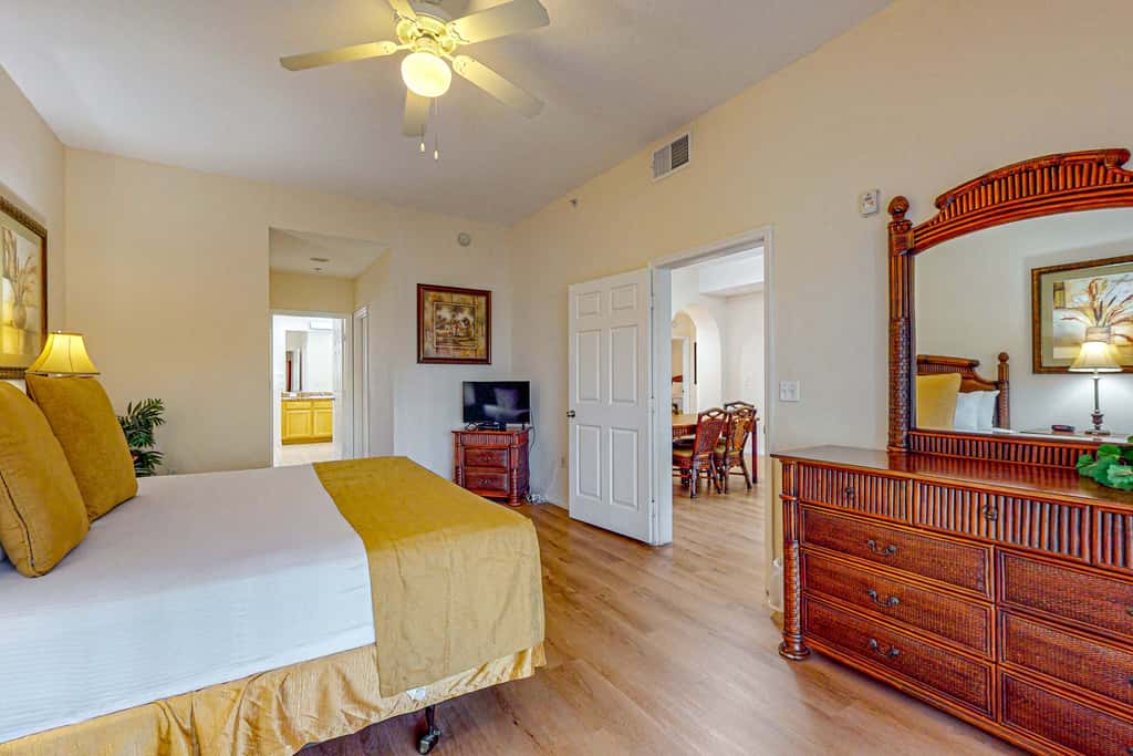 4th floor condo w/ hot tub, sauna, balcony, gym, shared pools, near theme parks