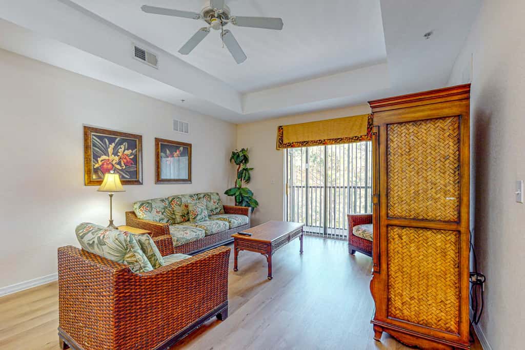 4th floor condo w/ hot tub, sauna, balcony, gym, shared pools, near theme parks