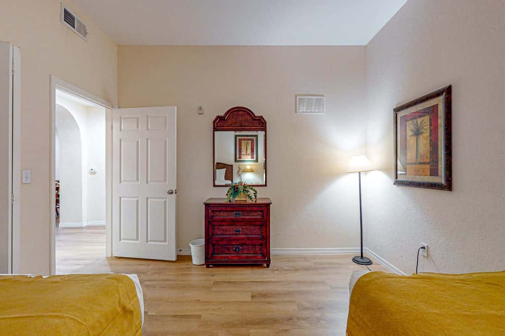 4th floor condo w/ hot tub, sauna, balcony, gym, shared pools, near theme parks