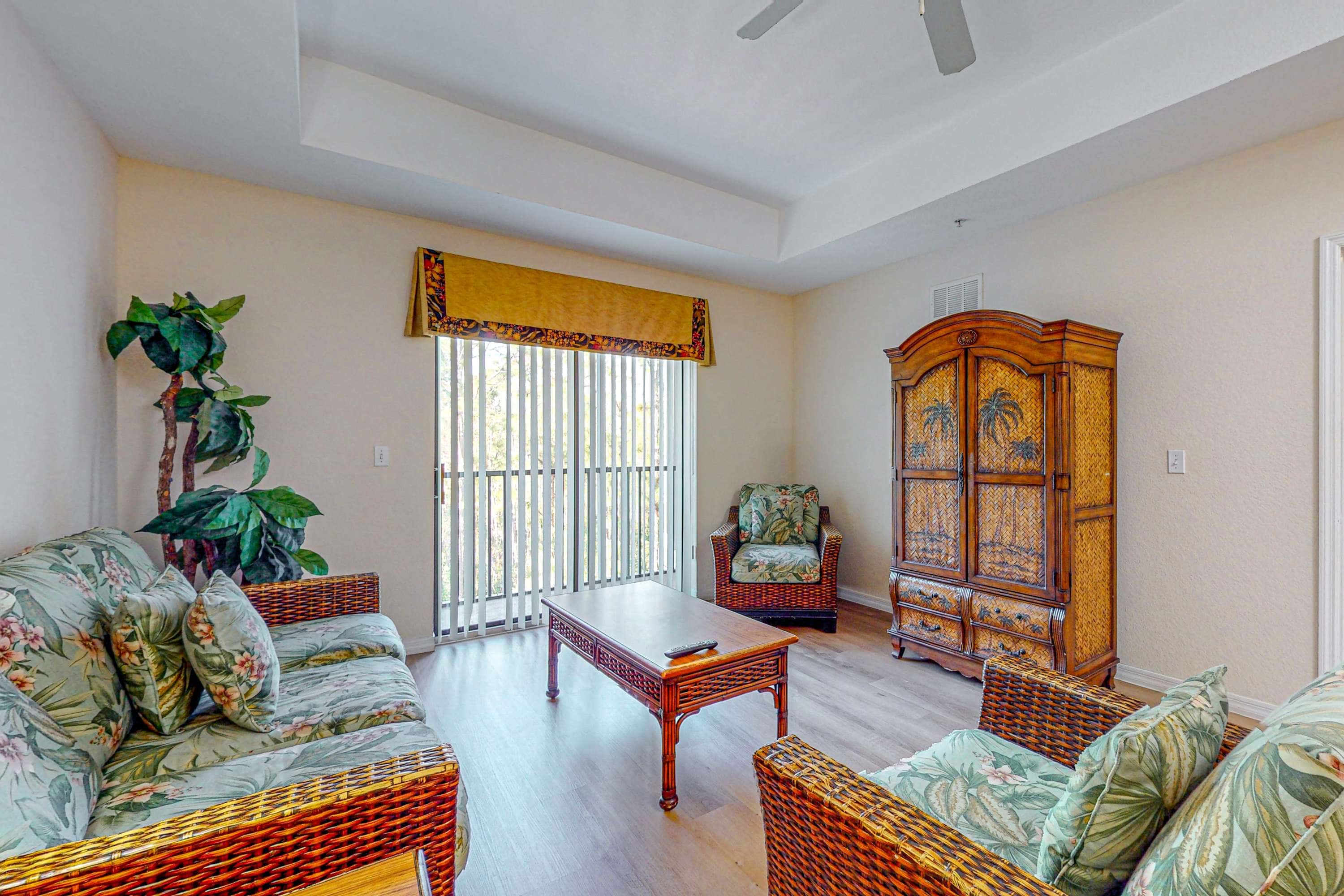 4th floor condo w/ hot tub, sauna, balcony, gym, shared pools, near theme parks