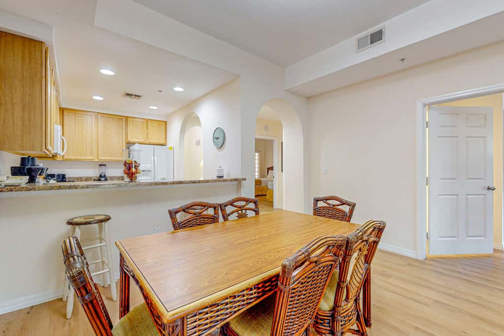 4th floor condo w/ hot tub, sauna, balcony, gym, shared pools, near theme parks