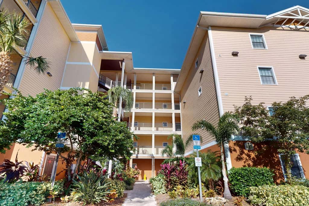 4th floor condo w/ hot tub, sauna, balcony, gym, shared pools, near theme parks