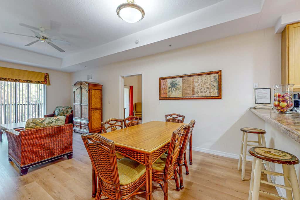 4th floor condo w/ hot tub, sauna, balcony, gym, shared pools, near theme parks