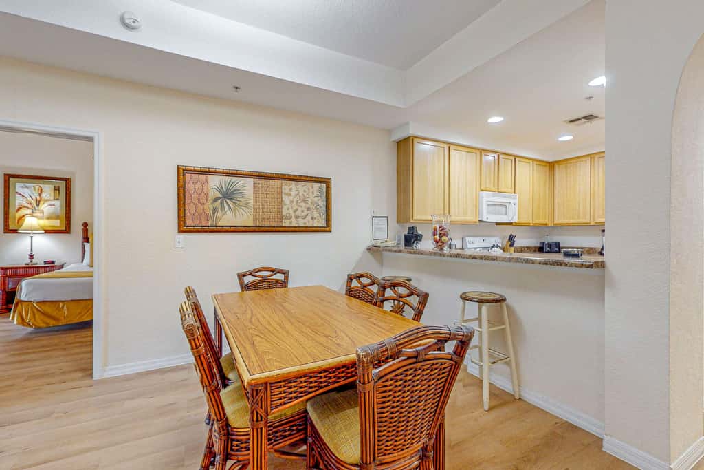4th floor condo w/ hot tub, sauna, balcony, gym, shared pools, near theme parks