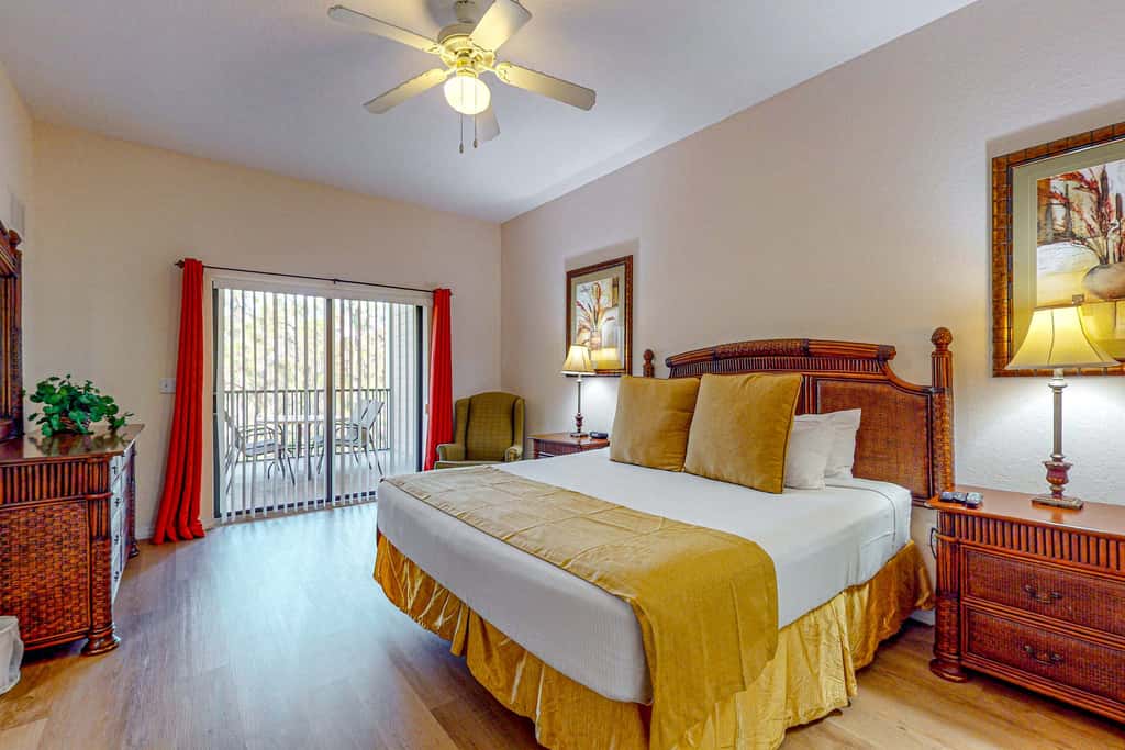 4th floor condo w/ hot tub, sauna, balcony, gym, shared pools, near theme parks