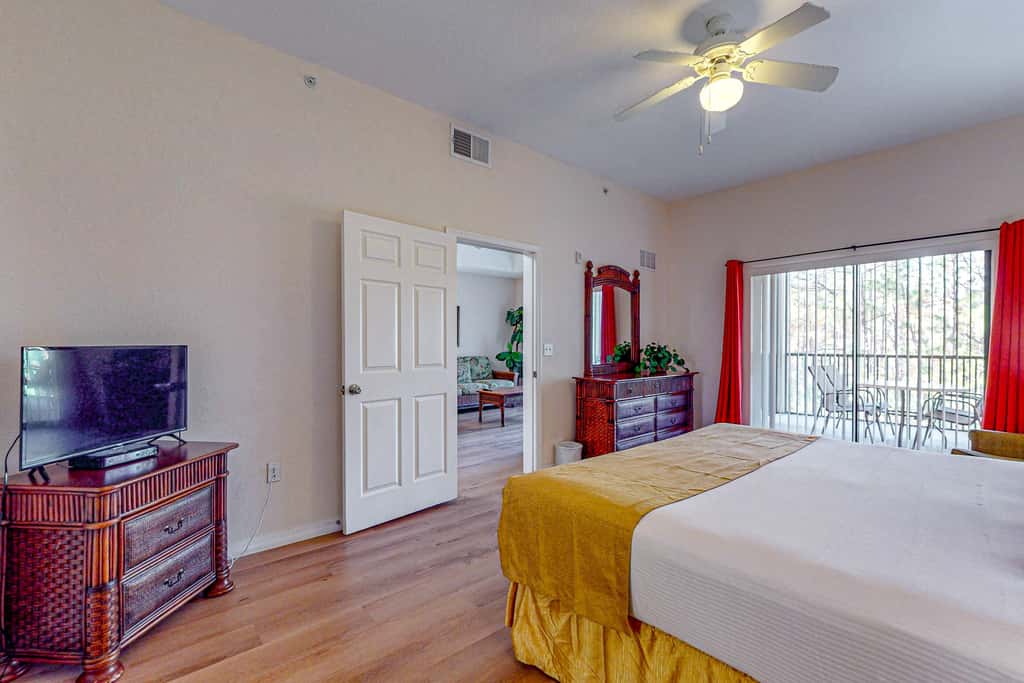 4th floor condo w/ hot tub, sauna, balcony, gym, shared pools, near theme parks