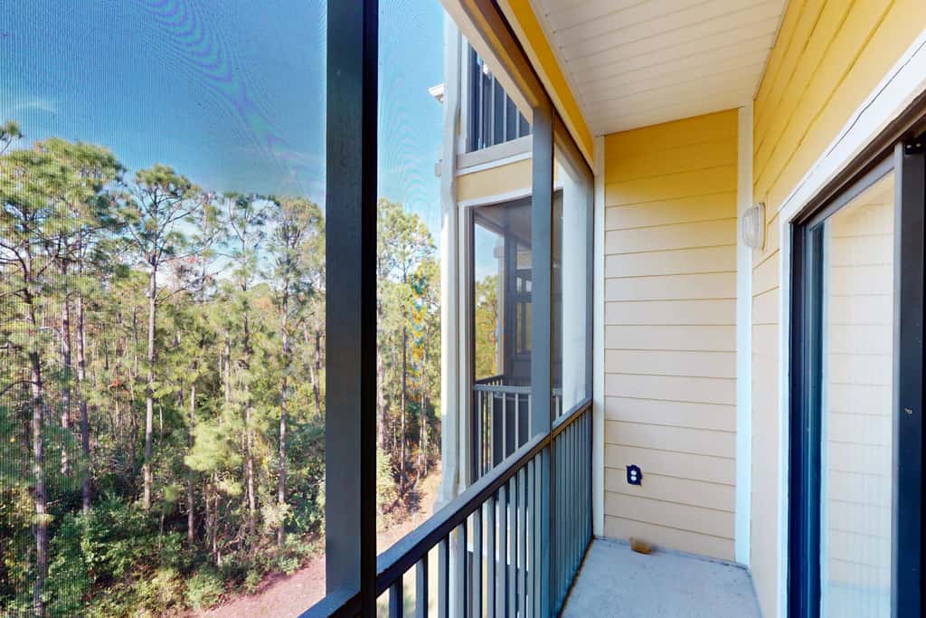 4th floor condo w/ hot tub, sauna, balcony, gym, shared pools, near theme parks