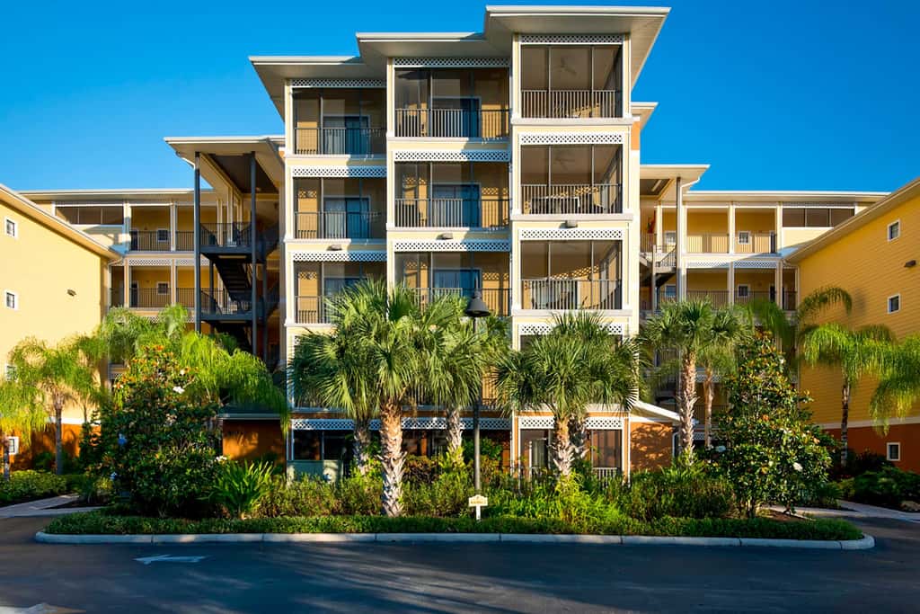 4th floor condo w/ hot tub, sauna, balcony, gym, shared pools, near theme parks