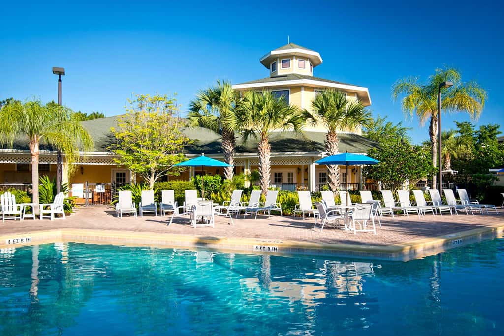 4th floor condo w/ hot tub, sauna, balcony, gym, shared pools, near theme parks