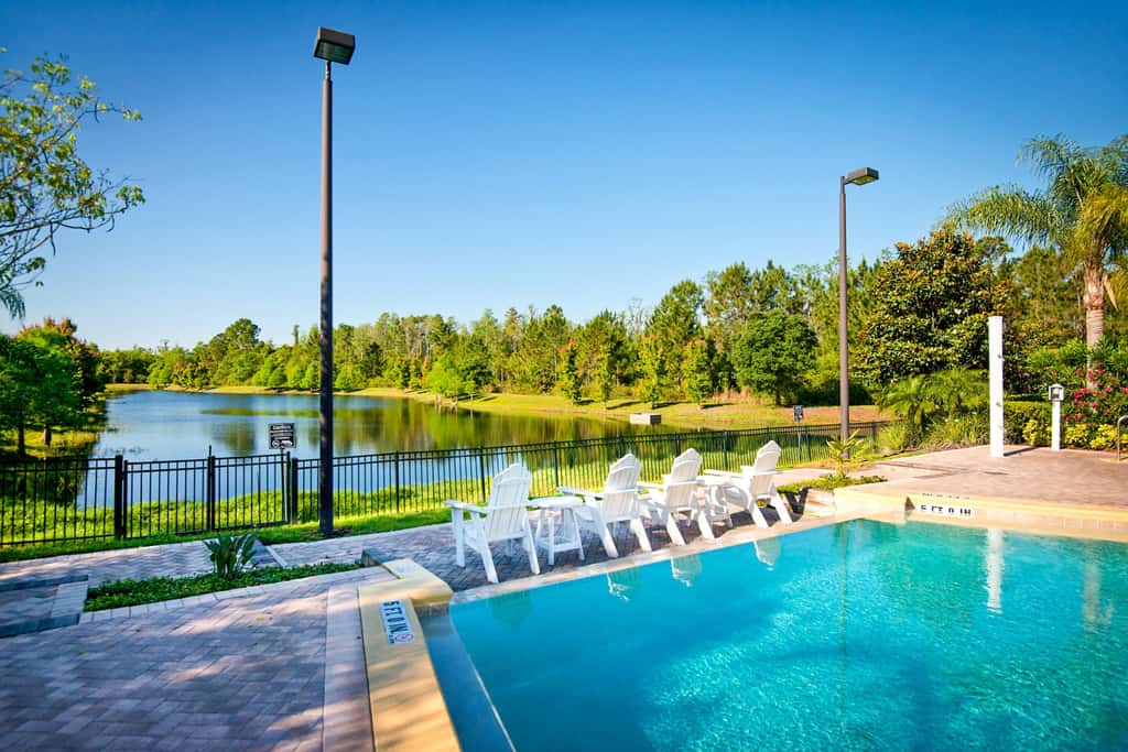 4th floor condo w/ hot tub, sauna, balcony, gym, shared pools, near theme parks