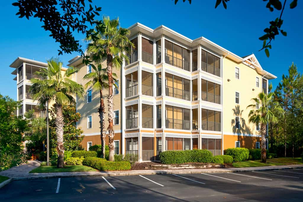4th floor condo w/ hot tub, sauna, balcony, gym, shared pools, near theme parks