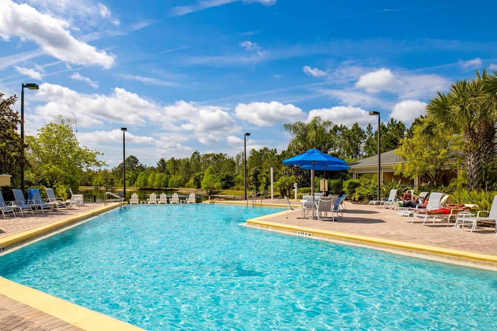 4th floor condo w/ hot tub, sauna, balcony, gym, shared pools, near theme parks