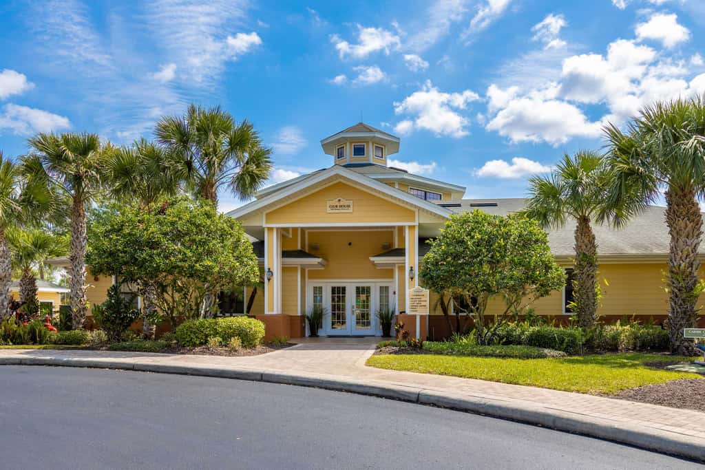 4th floor condo w/ hot tub, sauna, balcony, gym, shared pools, near theme parks