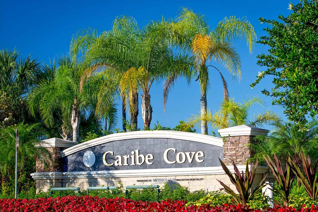 4th floor condo w/ hot tub, sauna, balcony, gym, shared pools, near theme parks