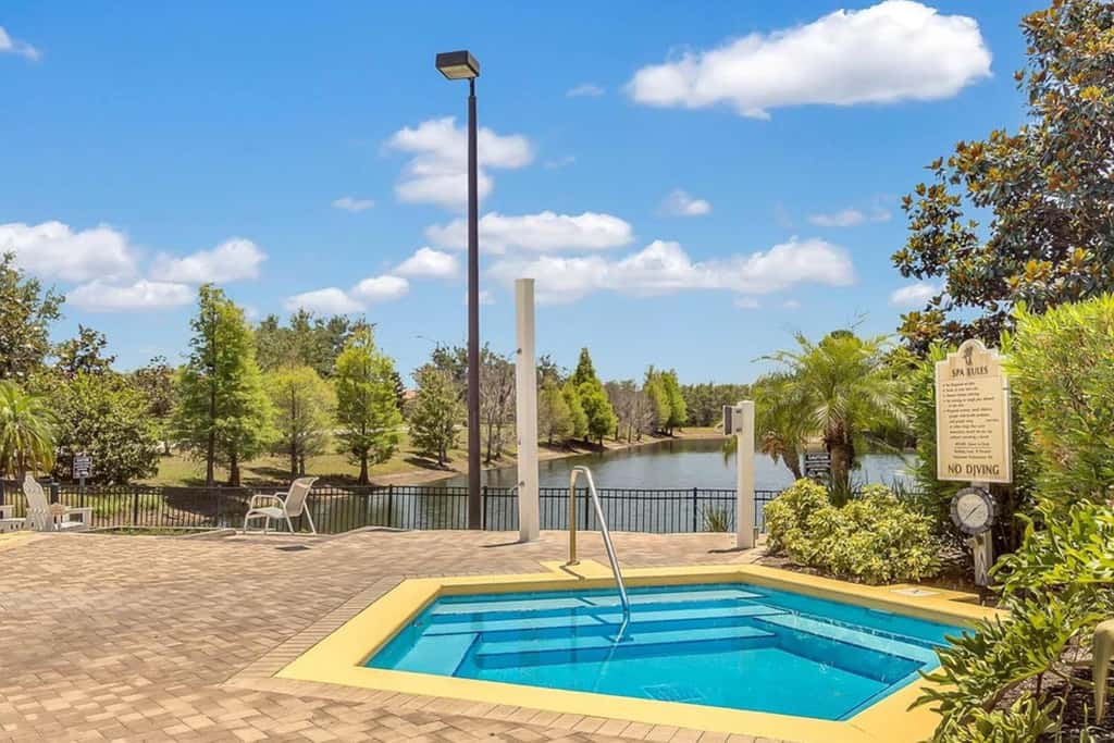 4th floor condo w/ hot tub, sauna, balcony, gym, shared pools, near theme parks