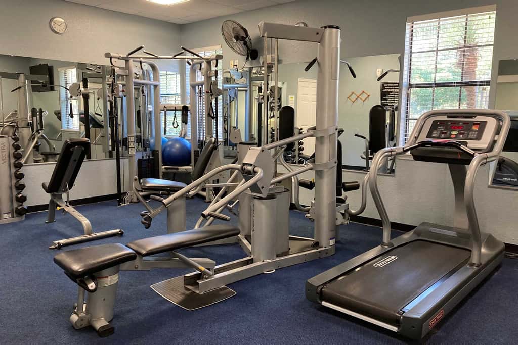 4th floor condo w/ hot tub, sauna, balcony, gym, shared pools, near theme parks