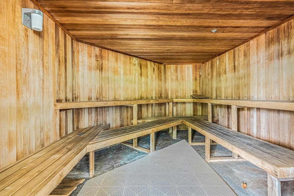 4th floor condo w/ hot tub, sauna, balcony, gym, shared pools, near theme parks