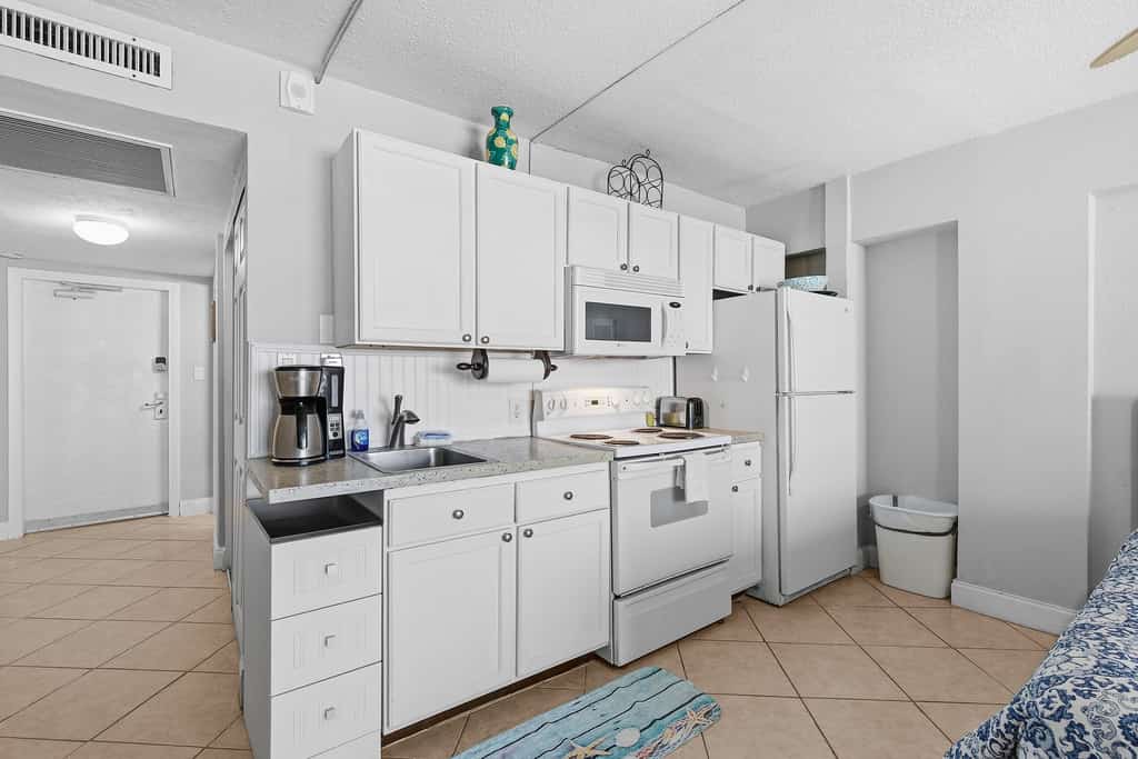 Oceanfront Studio with Private Balcony, Pools & Beach Access