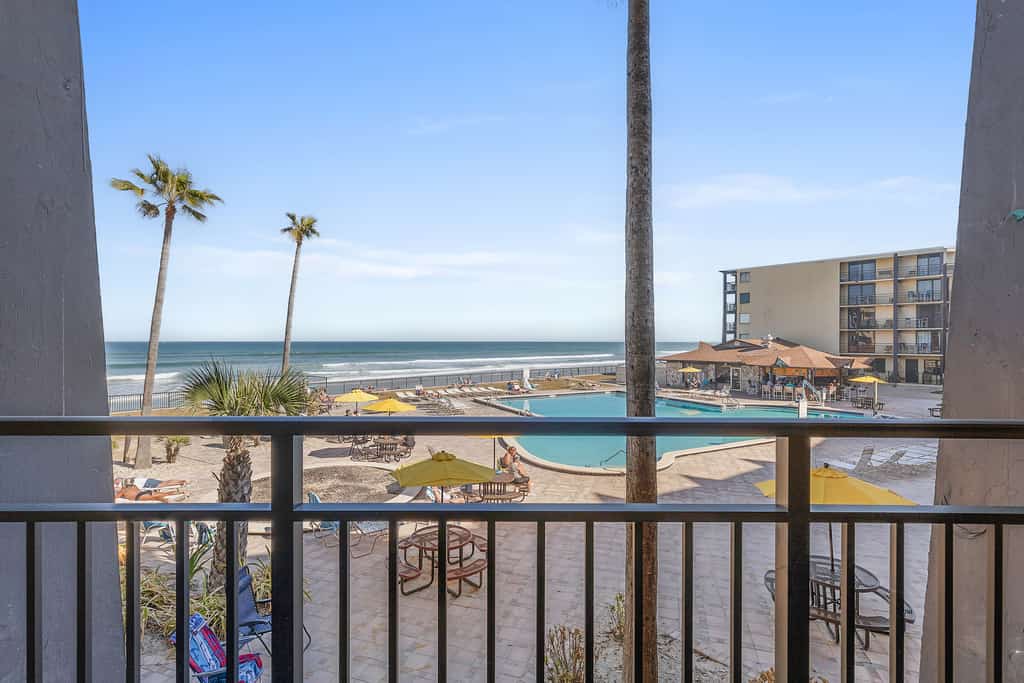 Oceanfront Studio with Private Balcony, Pools & Beach Access