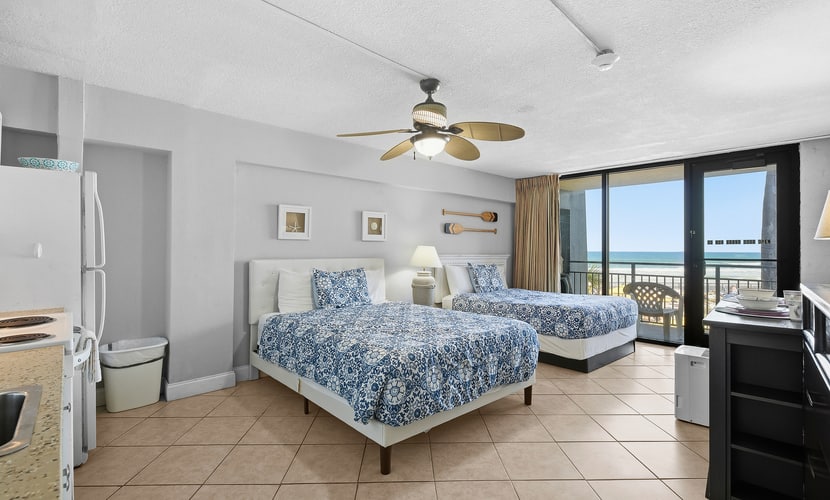 Oceanfront Studio with Private Balcony, Pools & Beach Access