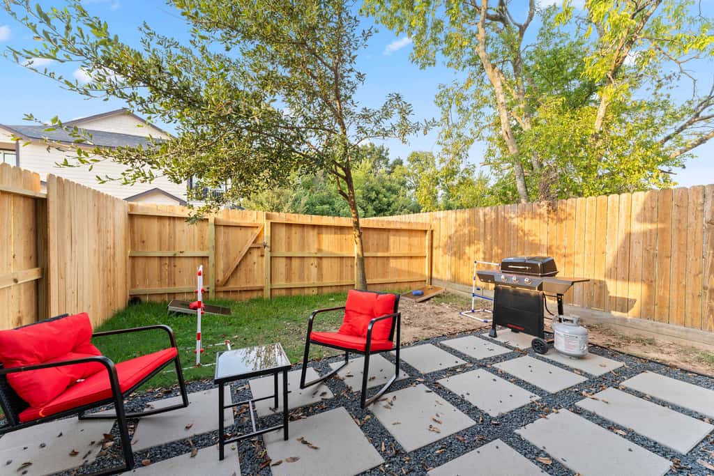 NRG MedCenter 2BD/2.5BA w FencedYard & King Bed