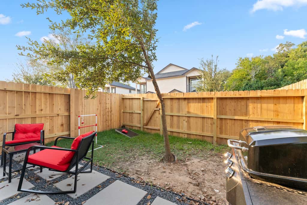 NRG MedCenter 2BD/2.5BA w FencedYard & King Bed