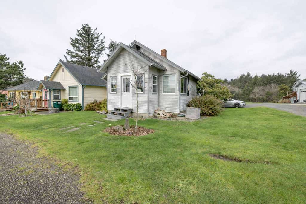 Coastal cottage in Rockaway Beach, steps to ocean