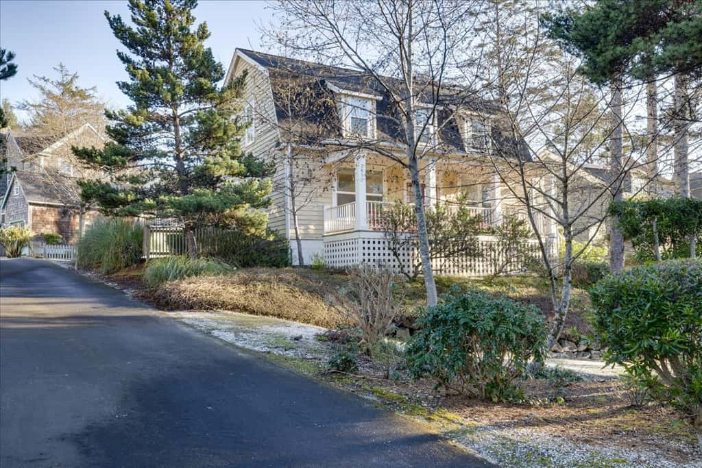 Family friendly home with game room, hot tub, steps to ocean