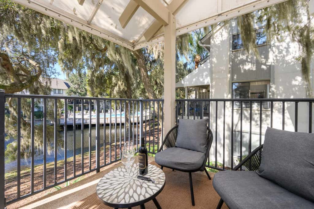 Garden View Bliss | 3BR Villa Near Coligny Plaza