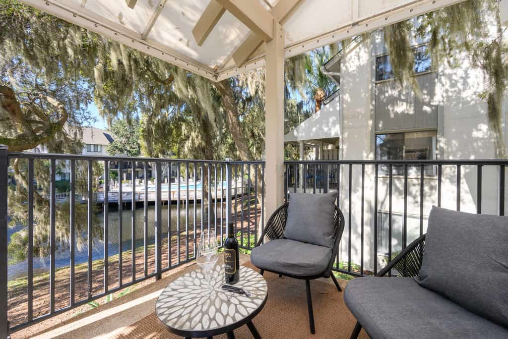 Garden View Bliss | 3BR Villa Near Coligny Plaza