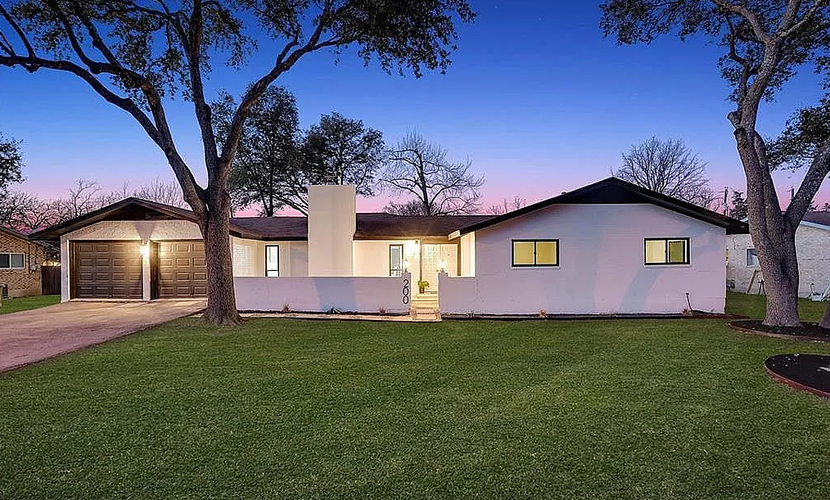 Modern Ranch Home w/ith a Backyard Oasis Near Dell