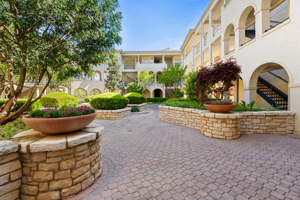 Paradise Island - 2BR/2BA Condo with Epic Views of Lake and Pool