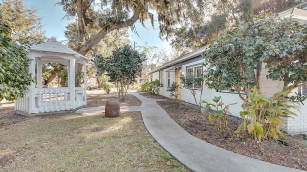 Studio w/ Gazebo-Swanky Savannah Style