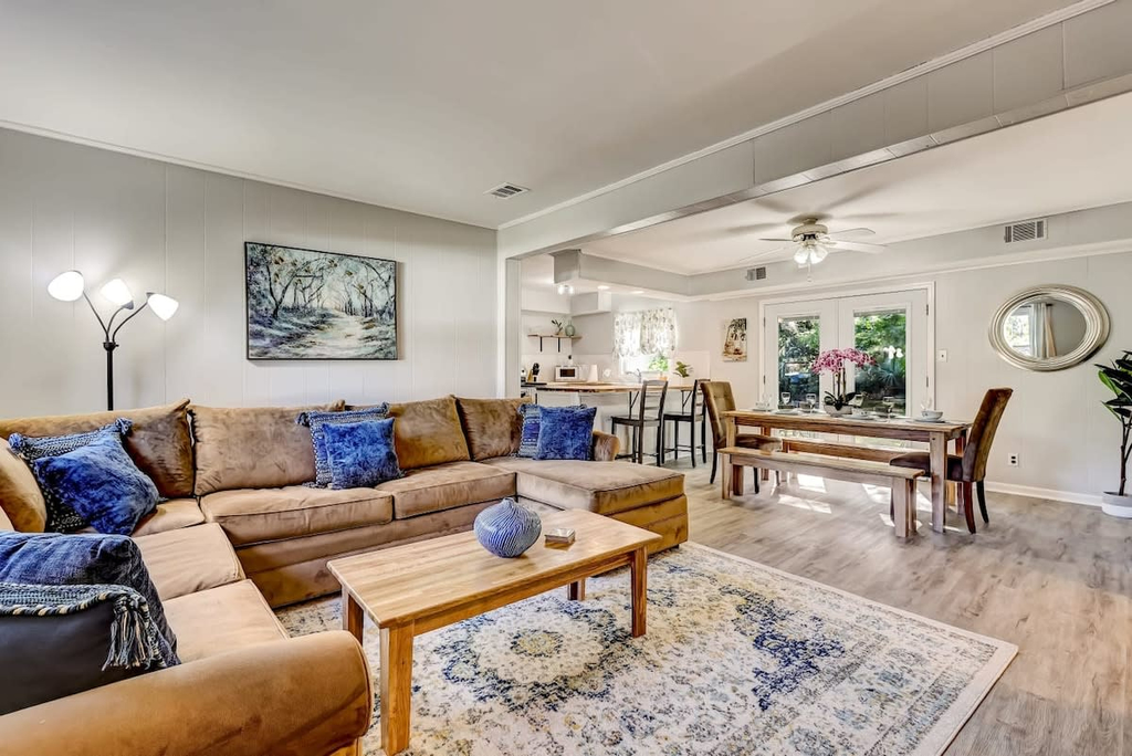 Near Downtown with a Pool! Oatland Island Escape