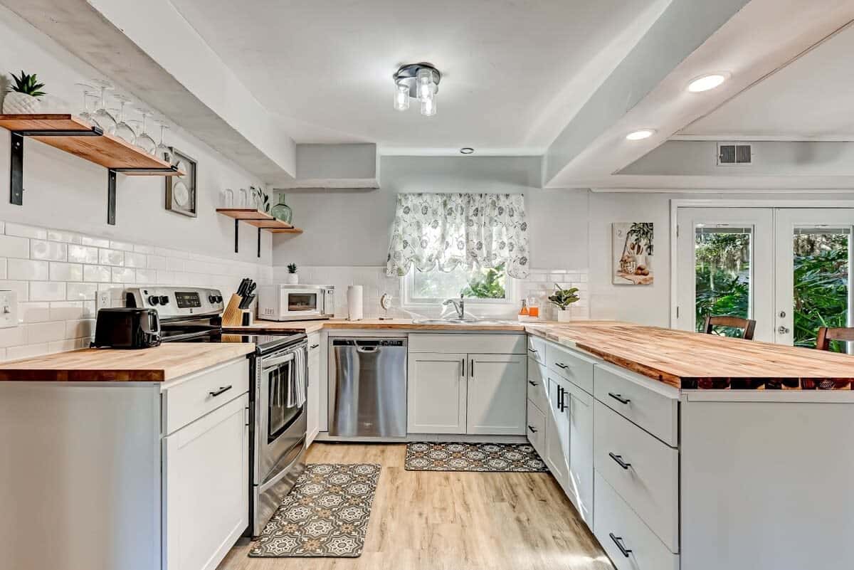 Near Downtown with a Pool! Oatland Island Escape