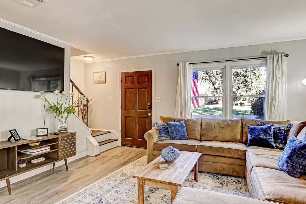 Near Downtown with a Pool! Oatland Island Escape