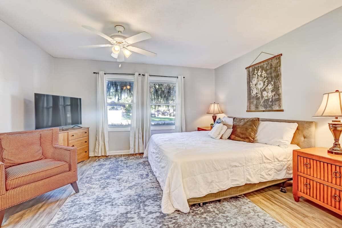 Near Downtown with a Pool! Oatland Island Escape