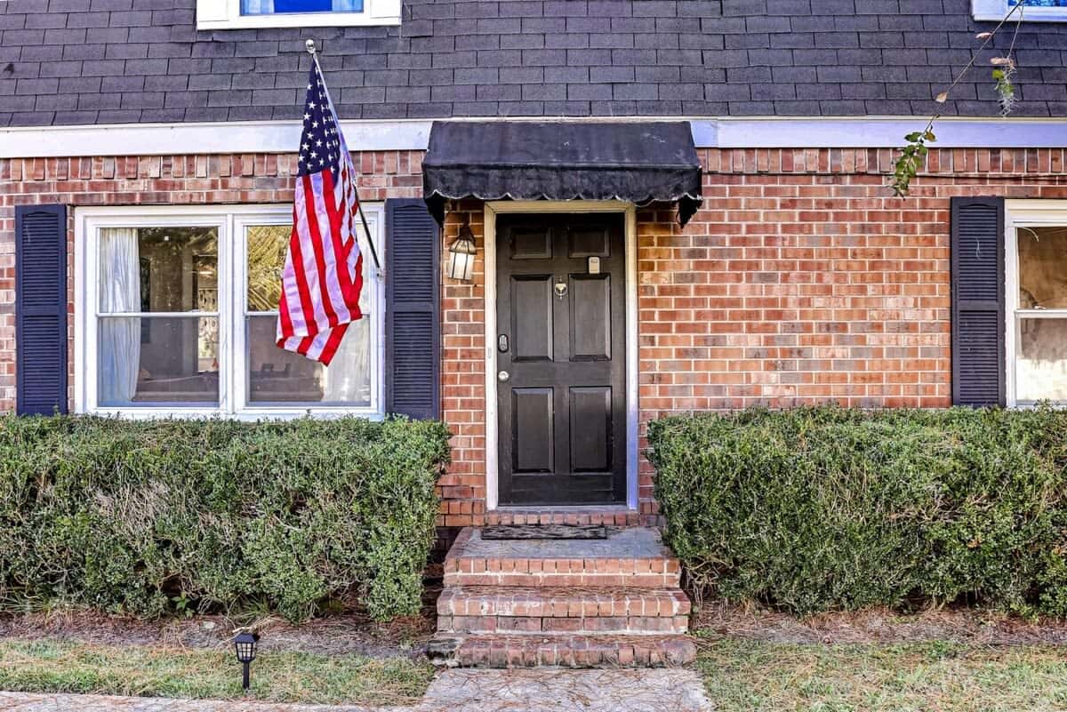 Near Downtown with a Pool! Oatland Island Escape