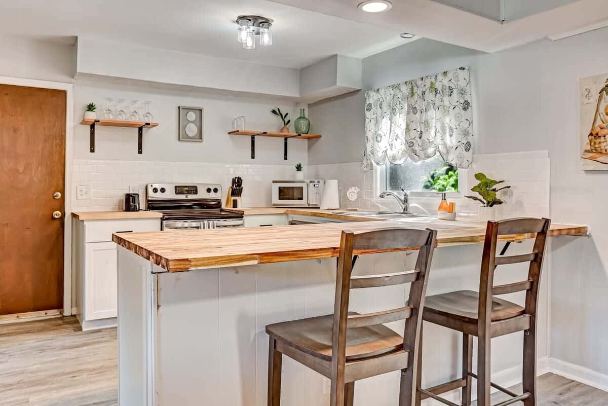 Near Downtown with a Pool! Oatland Island Escape