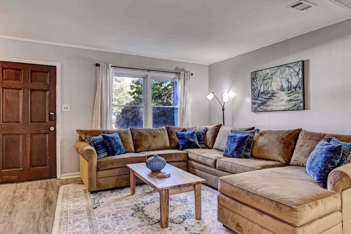 Near Downtown with a Pool! Oatland Island Escape