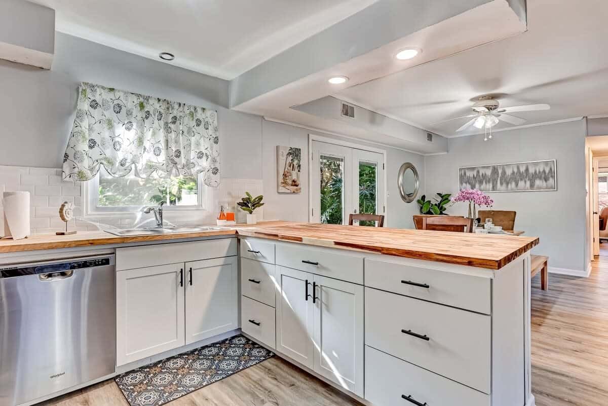 Near Downtown with a Pool! Oatland Island Escape